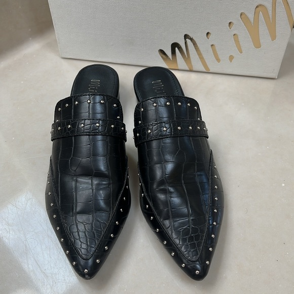 Size 8 shoes. Only worn twice so am selling since I don’t use them - Picture 2 of 4